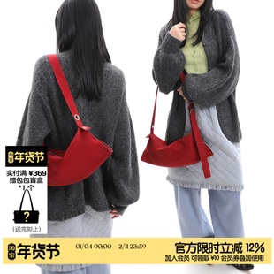 简着26SS 原创 伯里 红色软皮hobo包 不对称打洞包斜挎腋下包2背