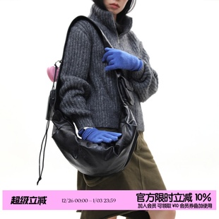 简着 /原创 塔塔皮耶 黑色 宽肩带褶皱多挂扣软皮牛角斜挎饺子包