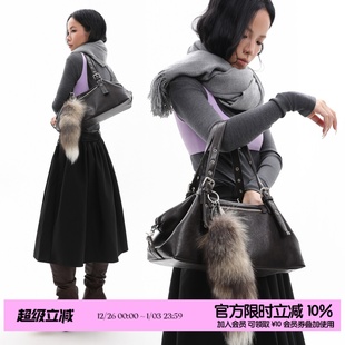 简着25AW 深咖色Balata软皮尾巴挂饰单肩腋下包可调节法棍包 原创