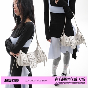 斜挎2用机车包 贝烟银白蛇皮纹铆钉单肩腋下包 简着25AW新品 原创