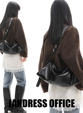 简着26SS 原创 伯里 黑色软皮hobo包 不对称打洞包斜挎腋下包2背