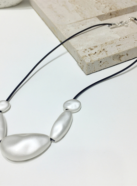 银色哑光金属不规则方块黑绳项链