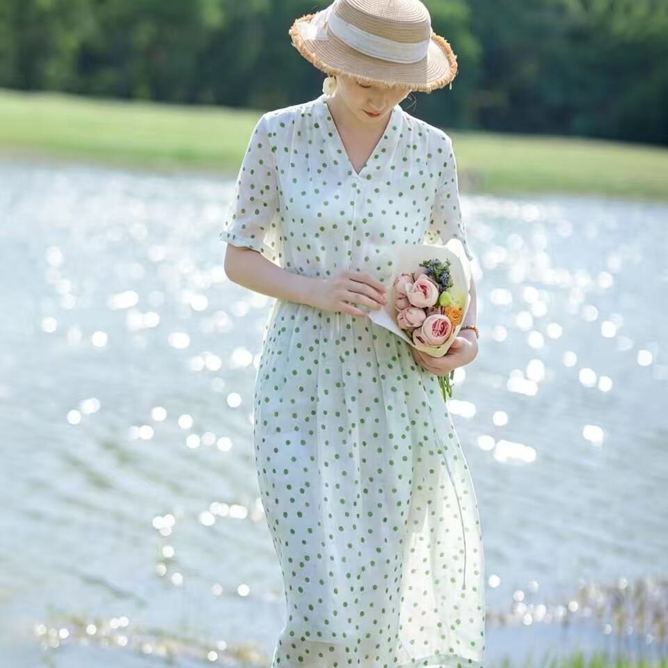 V领苎麻系带印花连衣裙女短袖设计感2026夏季新款长裙子