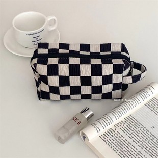 黑白棋盘格化妆包手提复古褶皱丝绒格子奶牛纹学生笔袋钱包收纳包