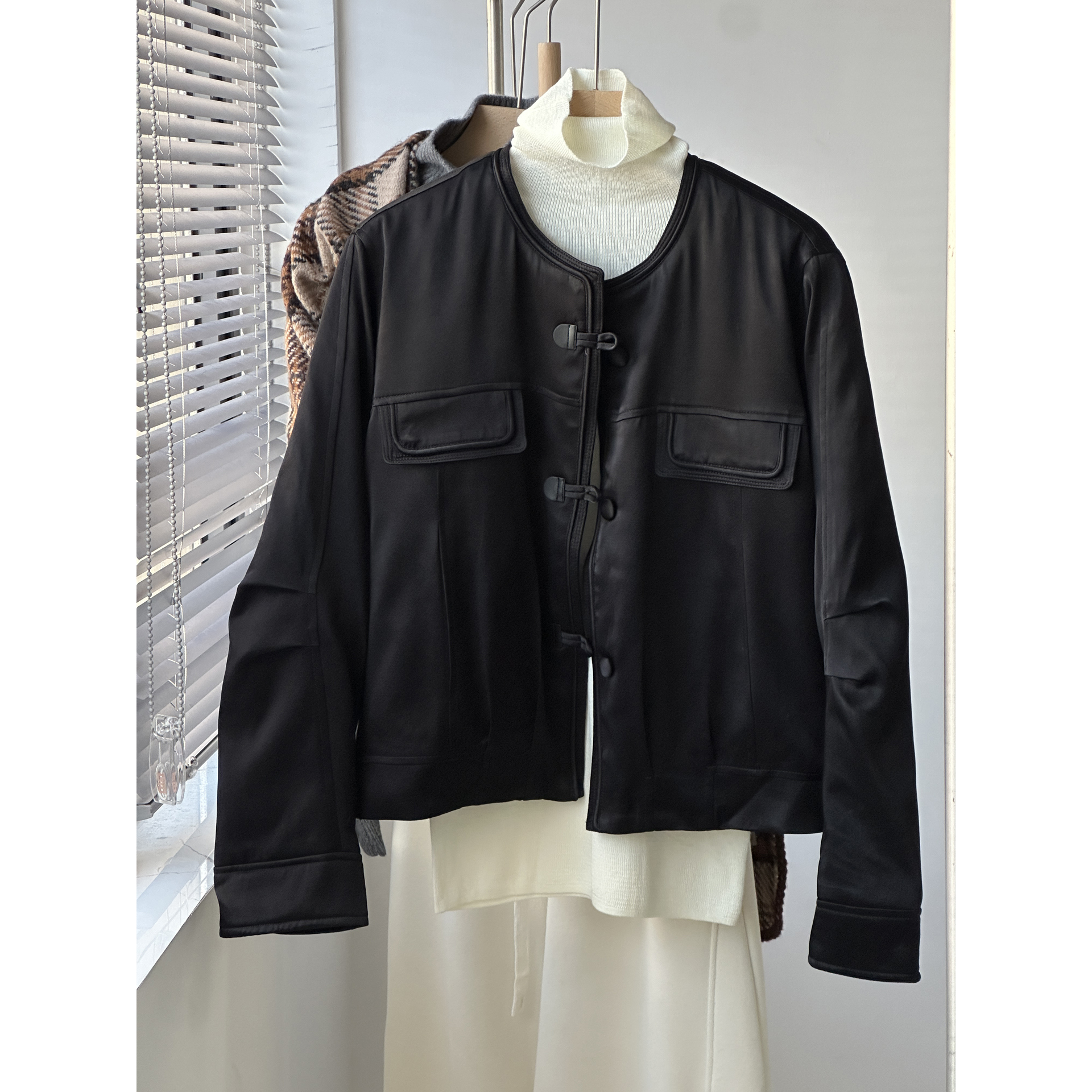 高端欧货复古风黑色短款羽绒服女圆领人丝棉鹅绒外套气质时尚大牌