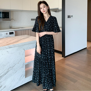 大码连衣裙女夏季新款胖mm碎花减龄高级雪纺流行藏肉长裙子度假潮