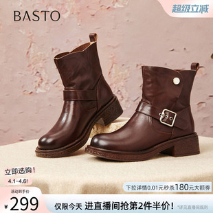 百思图冬季 牛皮通勤粗跟扣带骑士靴女短靴W1120DD5 商场新款