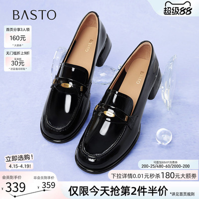 百思图春款牛皮亮面粗跟乐福鞋