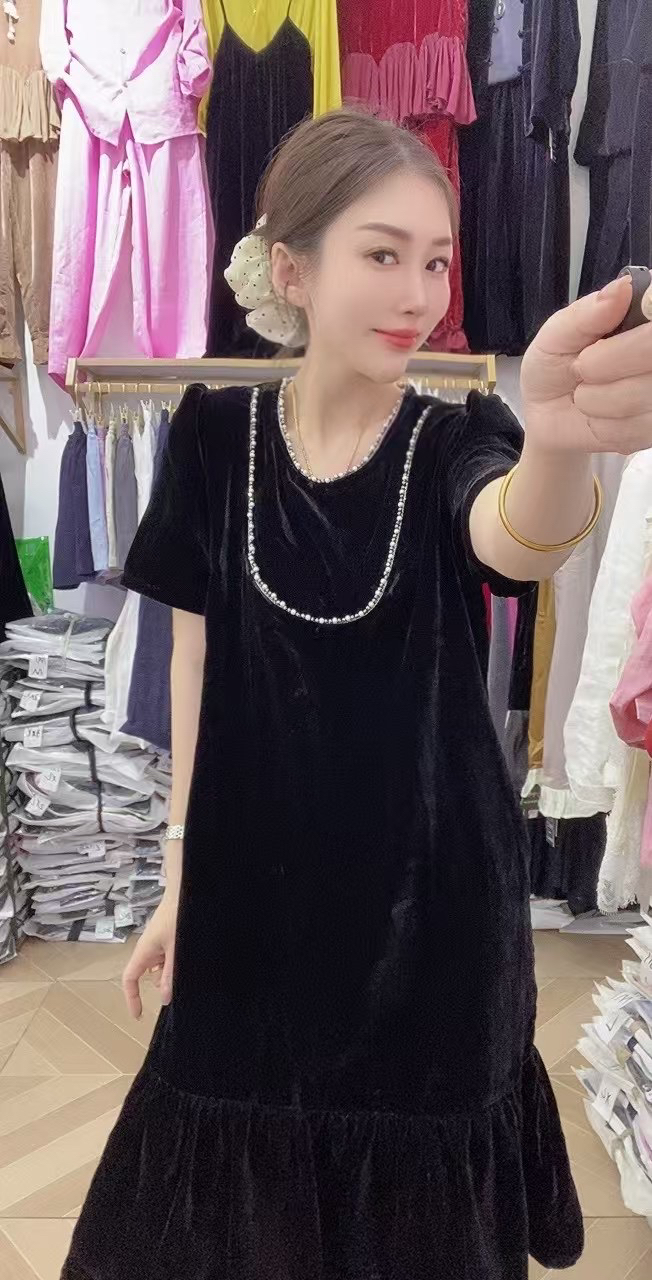 高级感时尚洋气短袖圆领真丝丝绒连衣裙女夏季宽松显瘦钉珠黑色裙