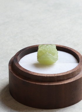 醒狮瑞兽挂件天然和田玉带证书