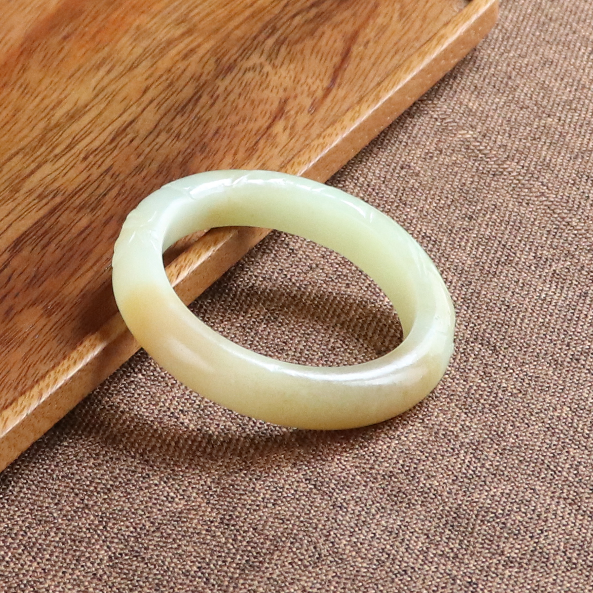 雕花镯子55圈口带证书天然玉石