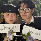 外景森系婚纱摄影道具T形字母板情侣写真街拍结婚领证拍照手举牌