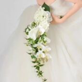 高级感婚礼垂感瀑布新娘手捧花蝴蝶兰马蹄莲花束婚纱摄影仿真花束