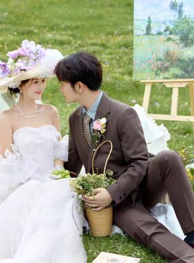 外景田园风婚纱照粘花带纱草帽