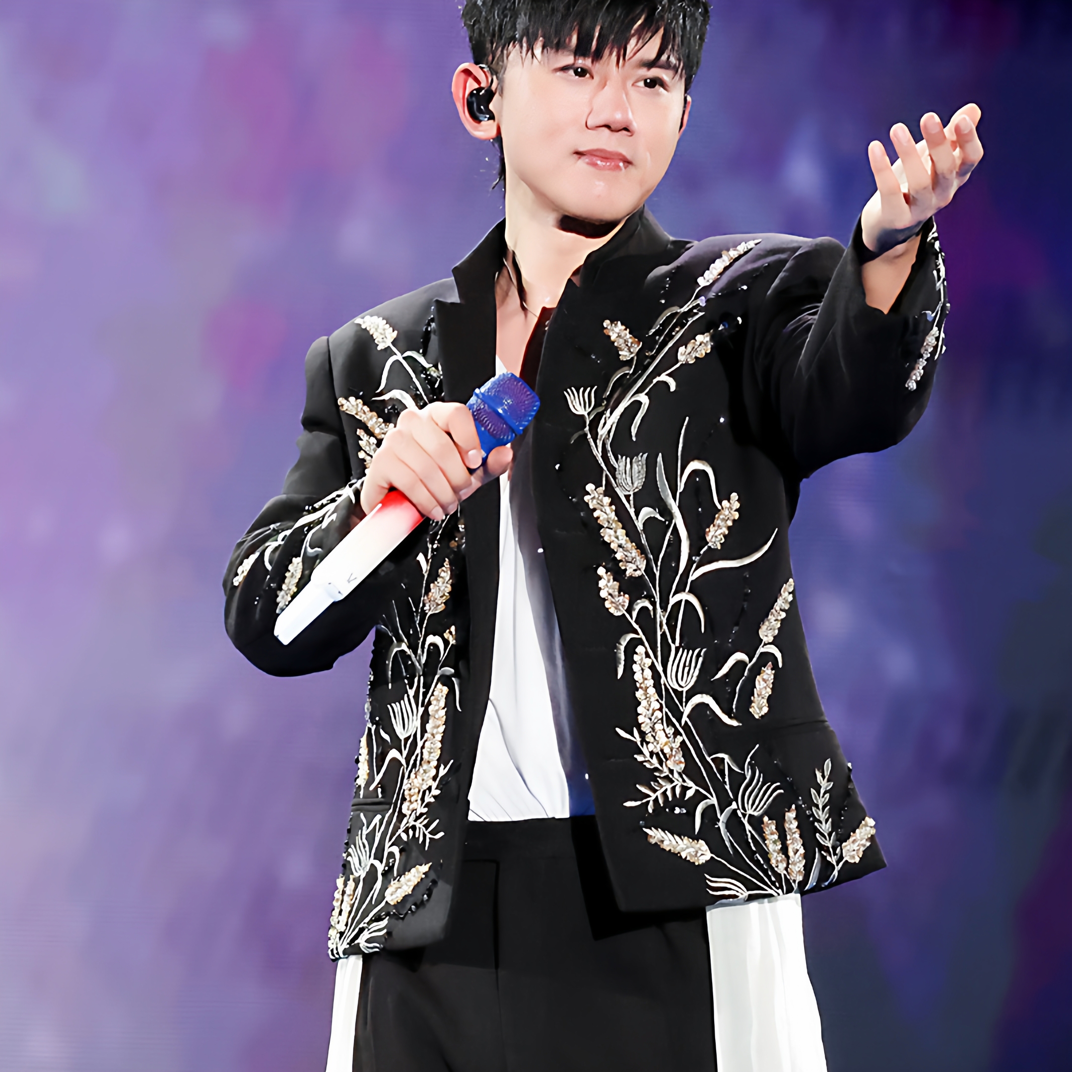 张杰同款高级感亮片刺绣西服