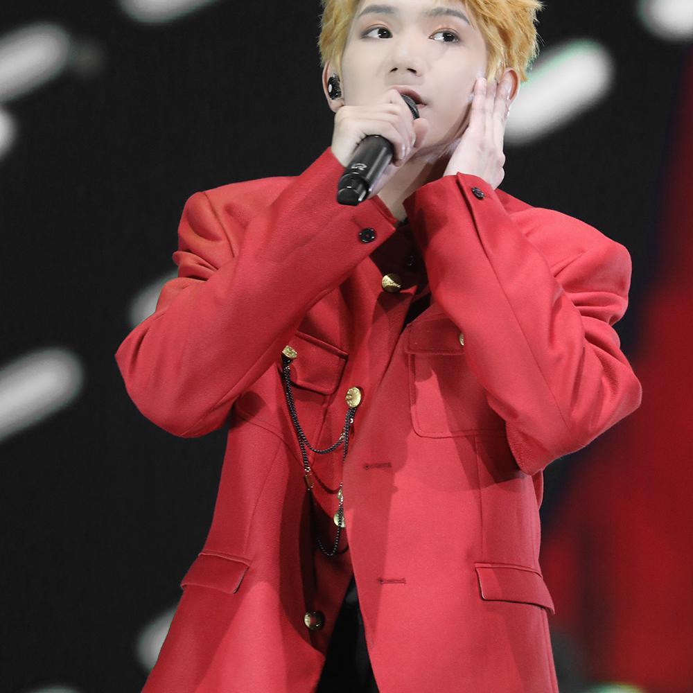 欧洲王源明星同款外套男简约红色无领合身版型西装百搭休闲上衣夹