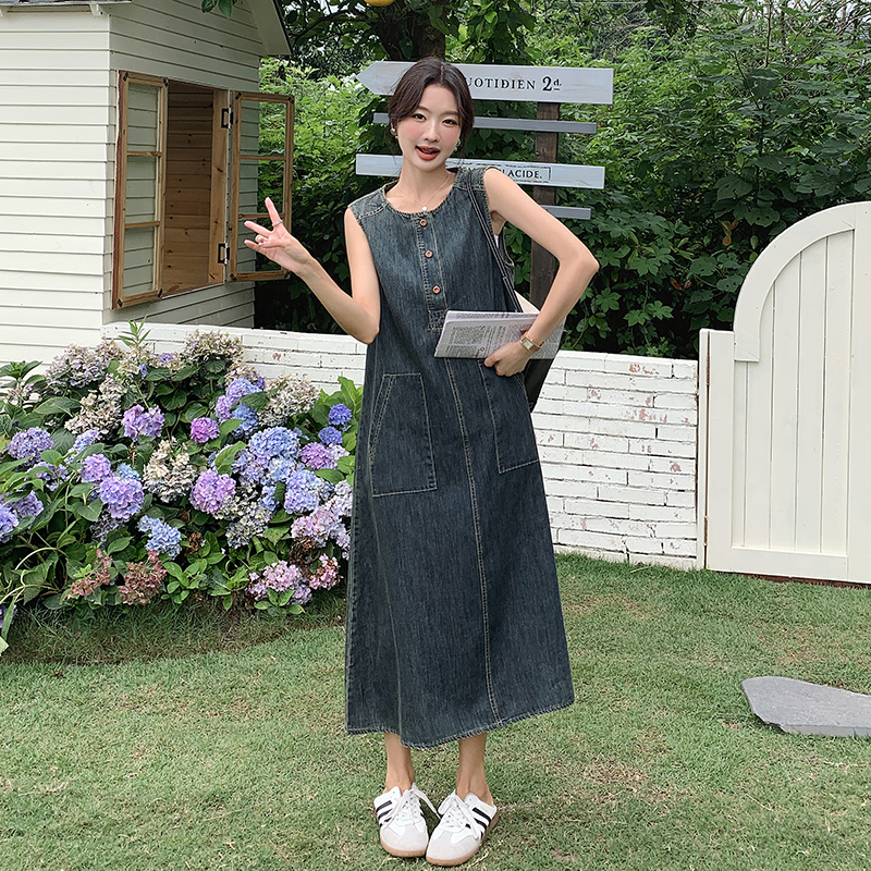 慵懒松弛感蓝色牛仔背心裙女夏季2025新款韩系穿搭漂亮独特连衣裙，女装连衣裙，艾青服饰