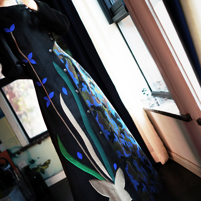 此岸歌声*原创设计店-黑拼蓝迷彩手贴花羊绒长风衣 （很小量）