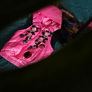 此岸歌声*原创设计店-粉色绣花立体花羽绒马甲  眼儿媚（小量）