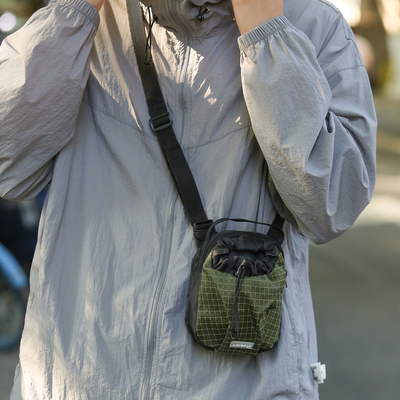 山系手机包科技感轻量化斜挎包男女同款格子小包包日系小布袋包包