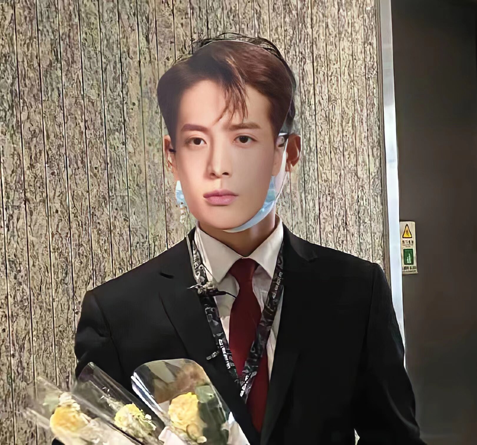 王嘉尔婚礼堵门恶搞搞怪面具接机牌演唱会应援周边