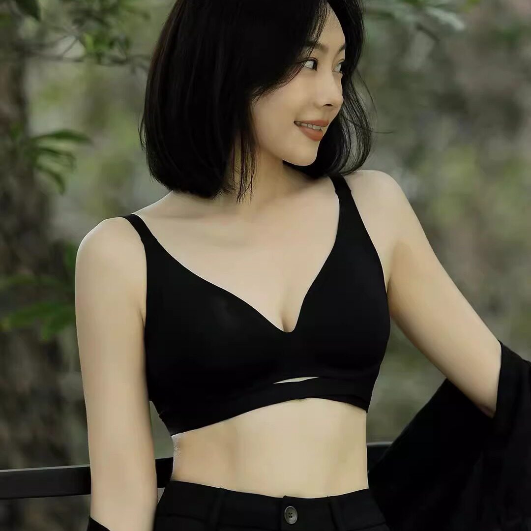 云雅云感一体无痕式内衣粉底液内衣新时代女王日系运动光面文胸