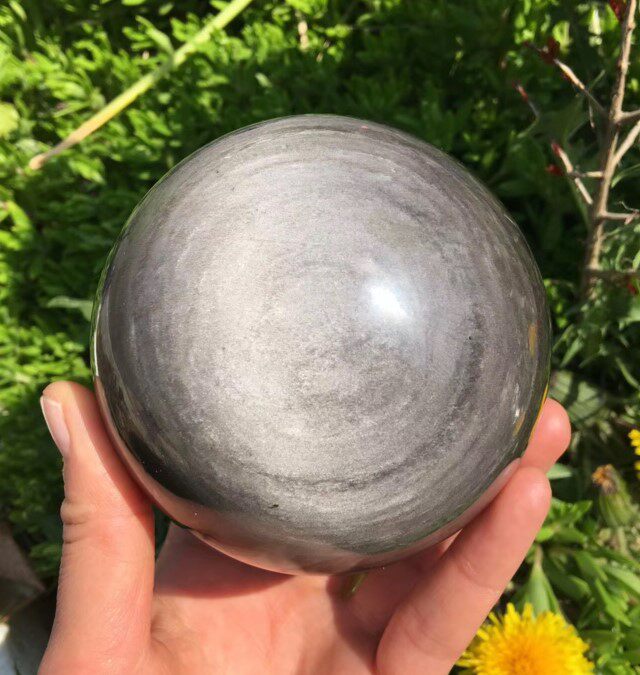 여러 개의 눈을 가진 천연 은수정구슬