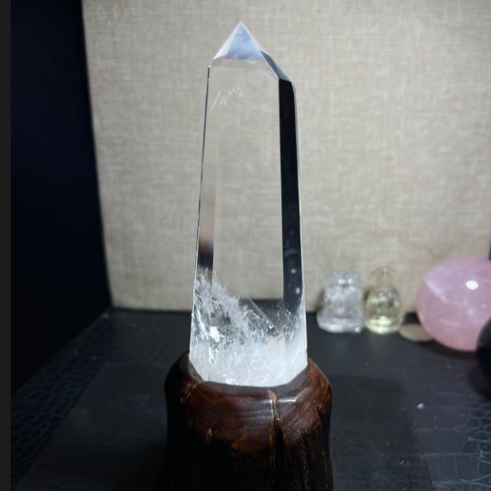 은산 피라미드를 천연 흰색 크리스털 기둥이 감싸고 있으며 다층적인 은산이 자연광에 보입니다. 18.8