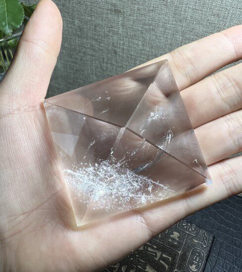 천연 화이트 크리스탈 피라미드 장식품 크리스탈은 순수하고 약간의 화려한 빛을 가지고 있습니다