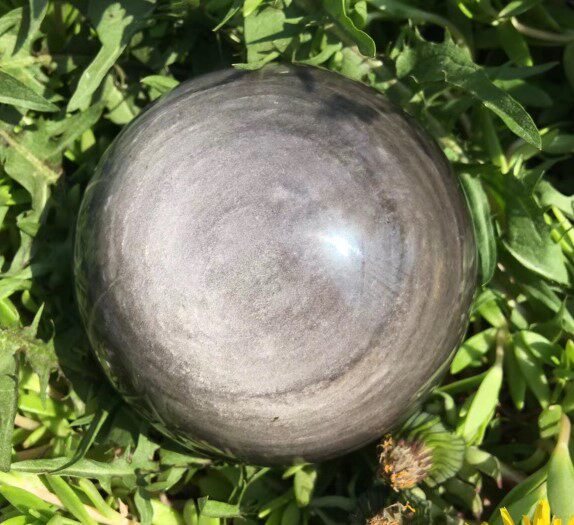 여러 개의 눈을 가진 천연 은수정구슬