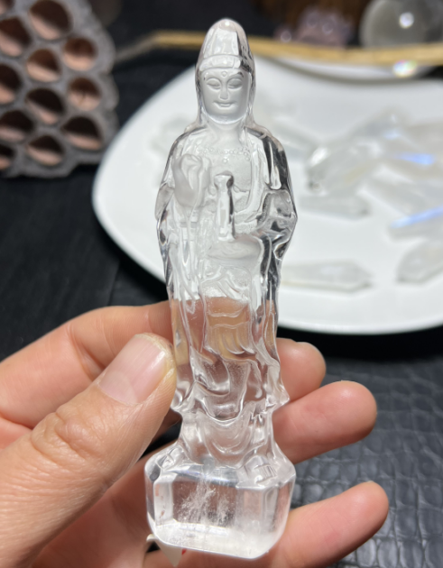 절묘한 얼굴 특징과 순수한 수정을 지닌 천연 백색 수정 관음보살 수정 조각