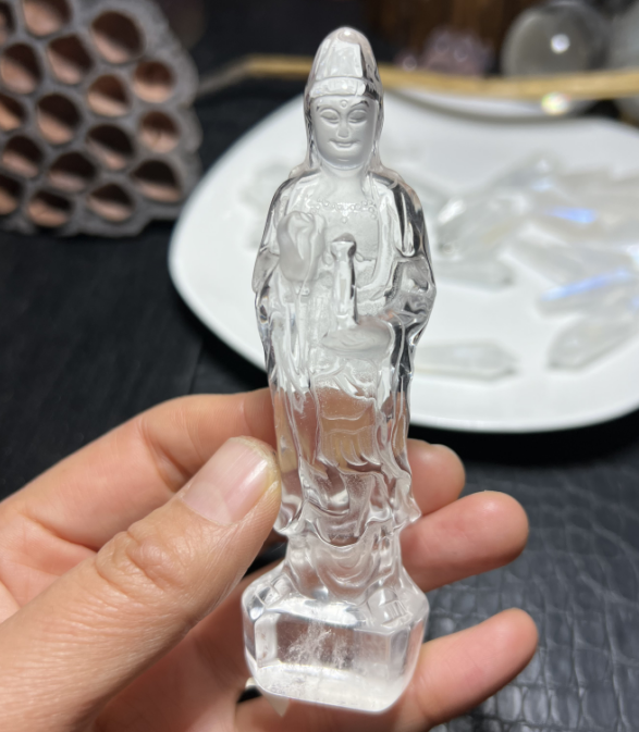 절묘한 얼굴 특징과 순수한 수정을 지닌 천연 백색 수정 관음보살 수정 조각