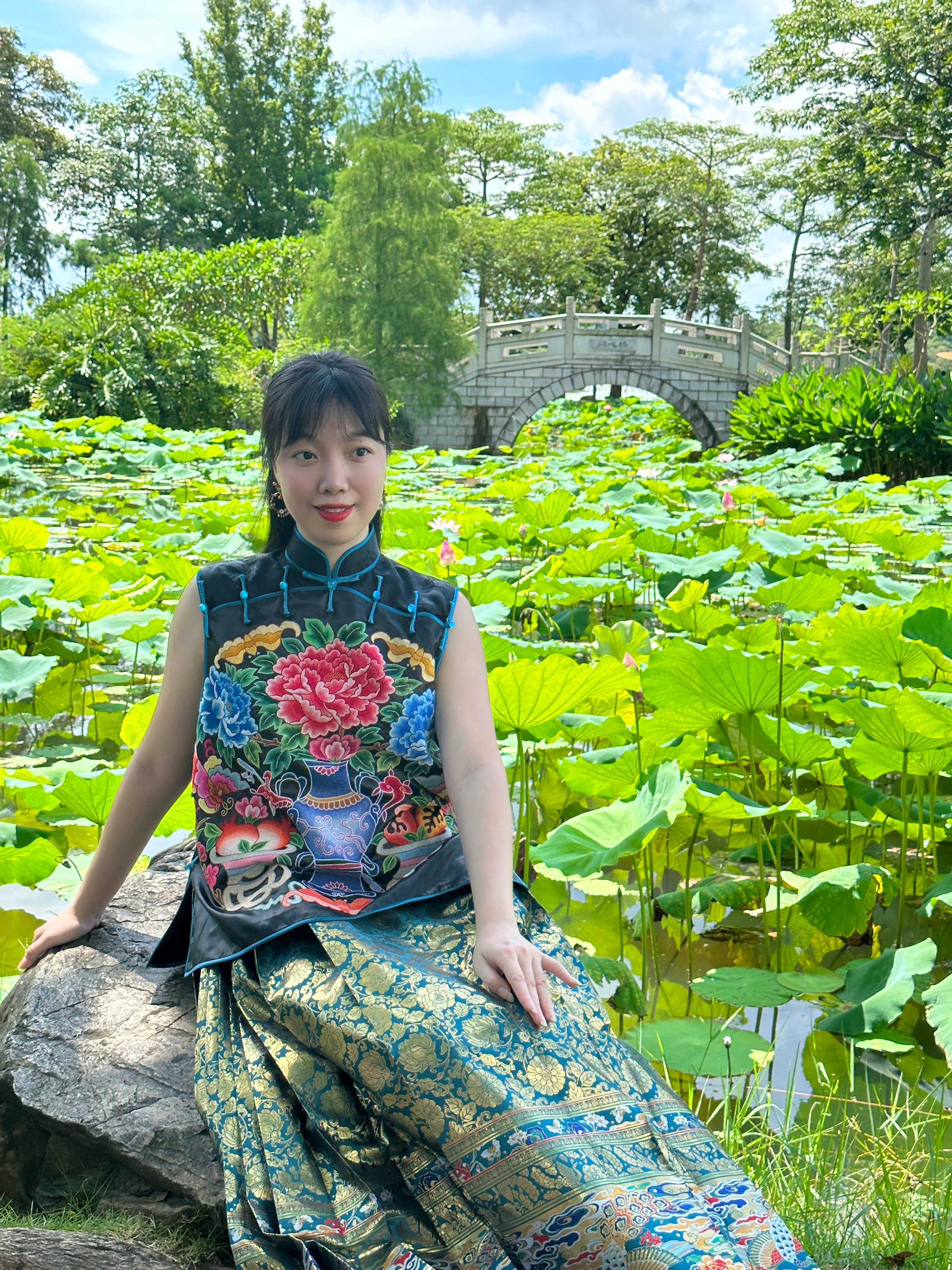 中国风复古真丝十三太保苏绣打籽绣牡丹花瓶石榴团花旗袍马甲外套