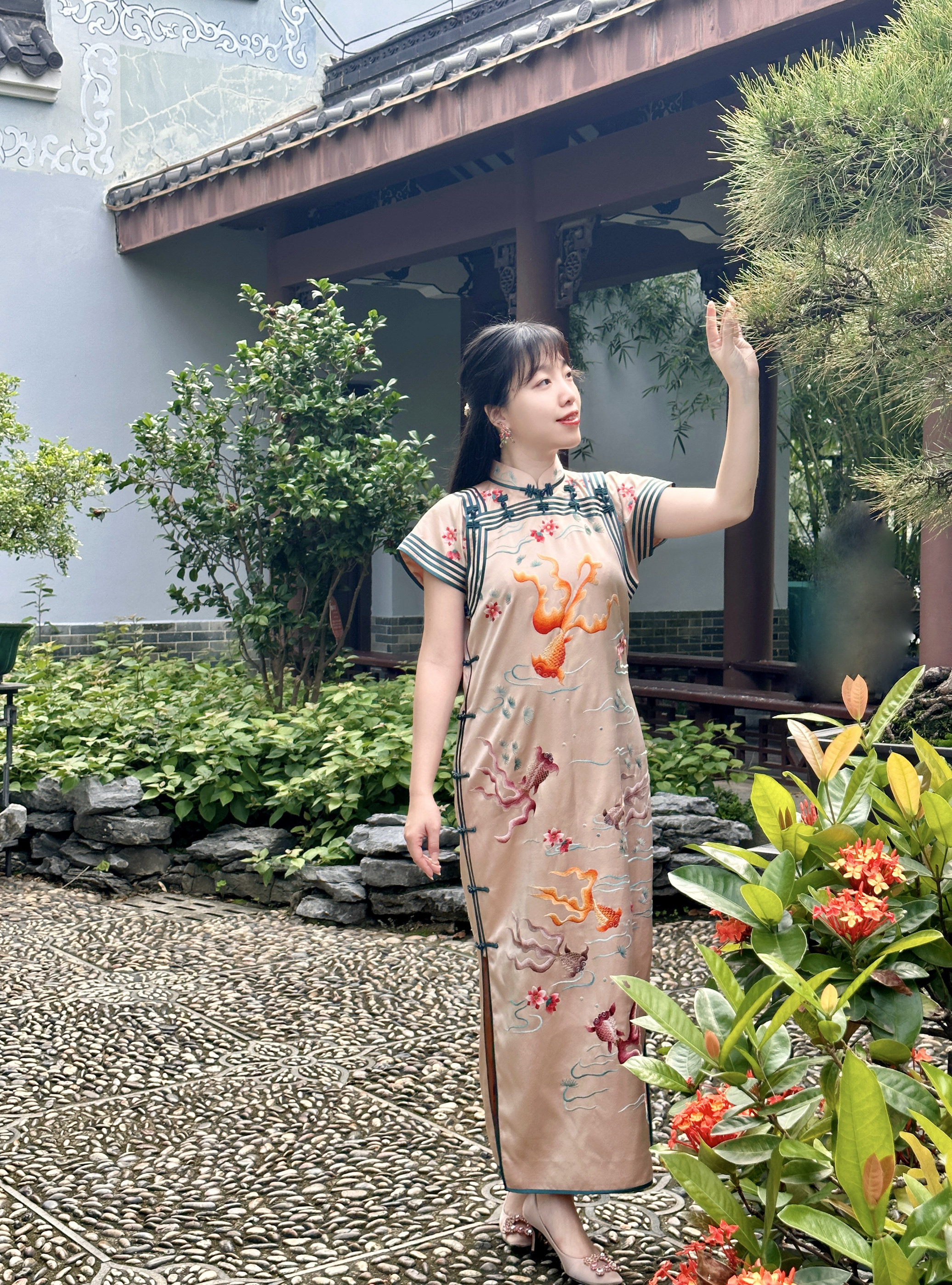 新中式国风肉桂粉真丝非遗手工苏绣金鱼戏藻古法旗袍修身连衣裙图片