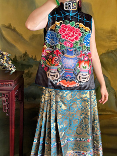 中国风黑色真丝手工苏绣打籽绣博古花瓶福蝶石榴十三太保旗袍马甲