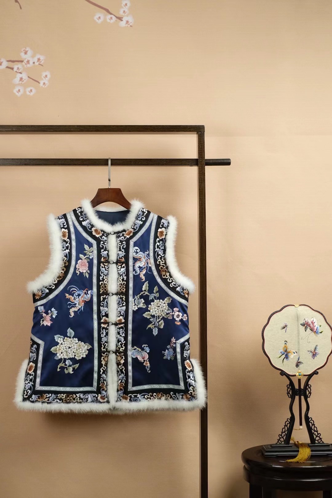 中国风故宫紫禁城清宫藏青真丝手工苏绣福蝶绣球旗袍马甲棉袄外套