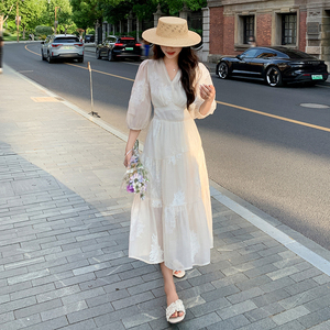 莱赛尔天丝连衣裙2025夏季新款收腰显瘦白色法式优雅刺绣V领长裙