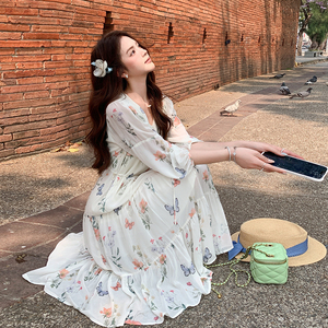 甜美碎花收腰连衣裙女春夏2025新款少女风穿搭独特漂亮高级感长裙图片
