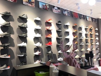 休闲鞋卖鞋子墙上展示鞋架商场金属白色超市家用陈列商店鞋托