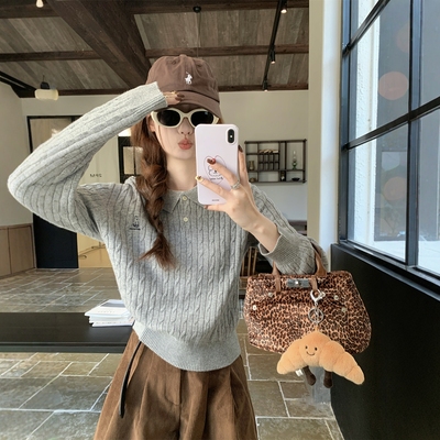 韩系穿搭纽扣娃娃领麻花针织衫