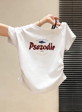 美式字母印花短袖T恤女夏季2026修身收腰褶皱纯棉白色斜肩小上衣