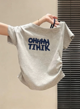 韩系字母印花短袖T恤女灰色修身显瘦褶皱斜肩小上衣2026夏季新款