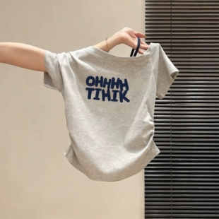 新款 显瘦褶皱斜肩小上衣2026夏季 T恤女灰色修身 韩系字母印花短袖