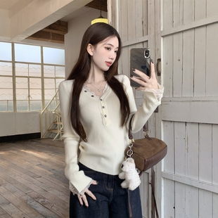 秋冬季新款韩系设计感蕾丝拼接V领针织衫女修身打底衫女内搭毛衣