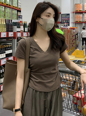v领正肩短袖t恤女夏季2026新款设计感小众修身显瘦辣妹减龄短上衣