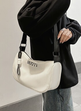 休闲大容量尼龙帆布包包女2026新款时尚单肩包百搭宽带斜挎枕头包