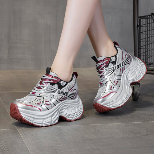 巨好看高颜值镂空时尚旅游增高鞋