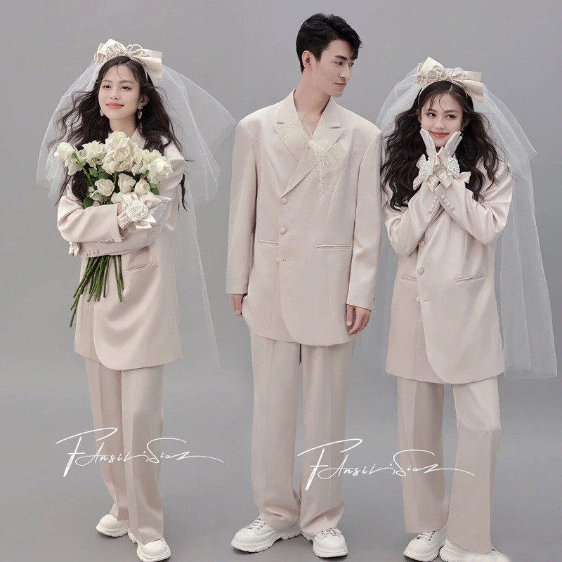 2024年新影楼摄影情侣西装大片韩杂小众氛围感杂志旅拍主题婚纱照