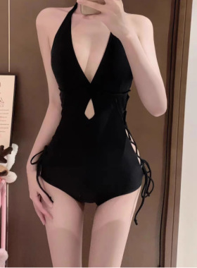 比基尼连体泳衣女高级感2026新款小胸挂脖性感黑色深v绝美泡温泉