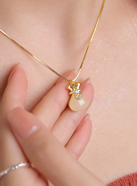 白玉髓福袋项链轻奢小众毛衣链新中式锁骨钛钢不掉色中古项链